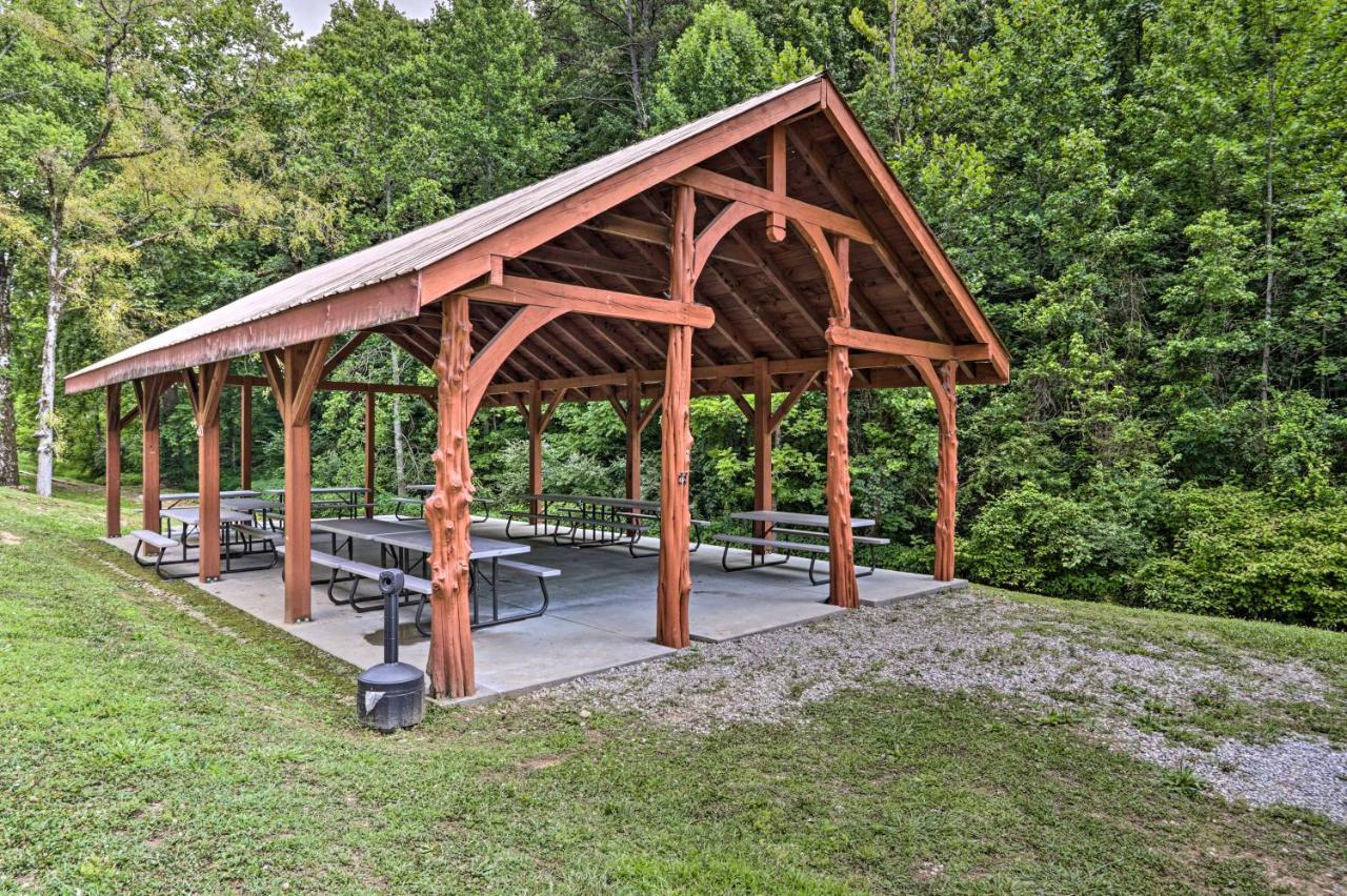 Pigeon Forge Getaway With Covered Patio And Hot Tub! Exterior photo